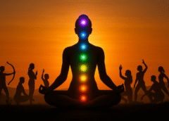 सूर्यास्त के समय ध्यान में बैठा व्यक्ति जिसके शरीर में सातों चक्र सक्रिय रूप में प्रकाशित हैं, आसपास योग मुद्रा में अन्य व्यक्ति।