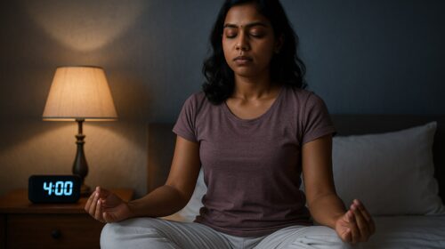 सुबह 4 बजे ध्यान करती हुई महिला, चमत्कारी दिनचर्या की शुरुआत करते हुए