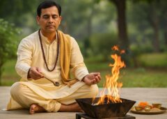 एक पुरुष शांत मन से हवन करते हुए, पास में हवन सामग्री और अग्निकुंड
